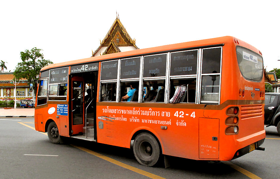 Pomarańczowy autobus.