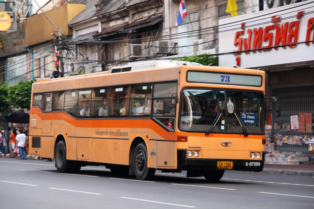 Publiczny autobus w Bangkoku.