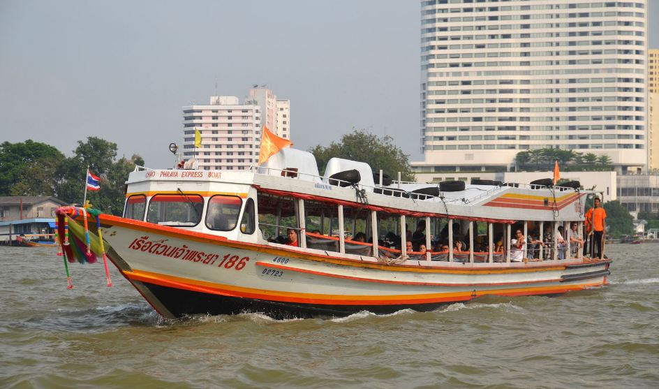 Lokalna łódź kursująca po rzecze Chao Praya w Bangkoku.