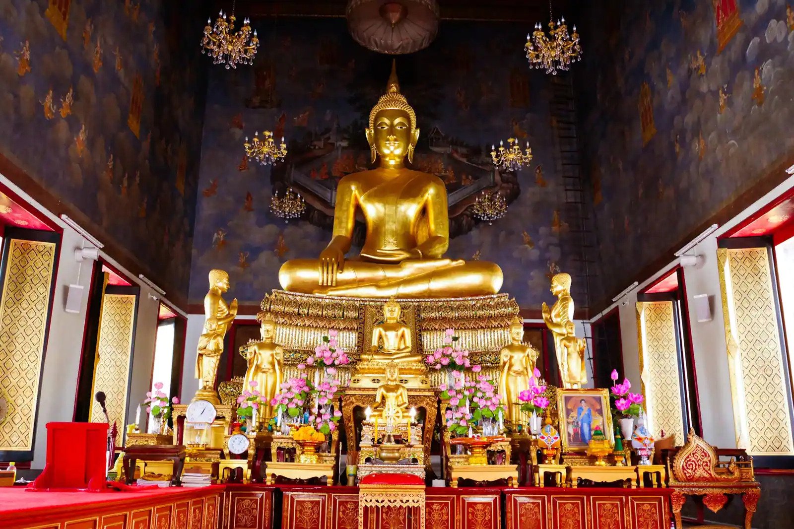 Wizerunek Buddy w świątyni Wat Ratchanaddaram.