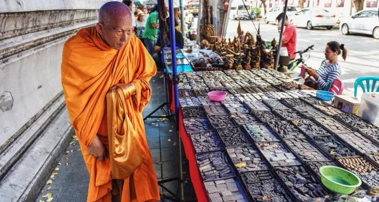 Targ amuletów w Bangkoku.