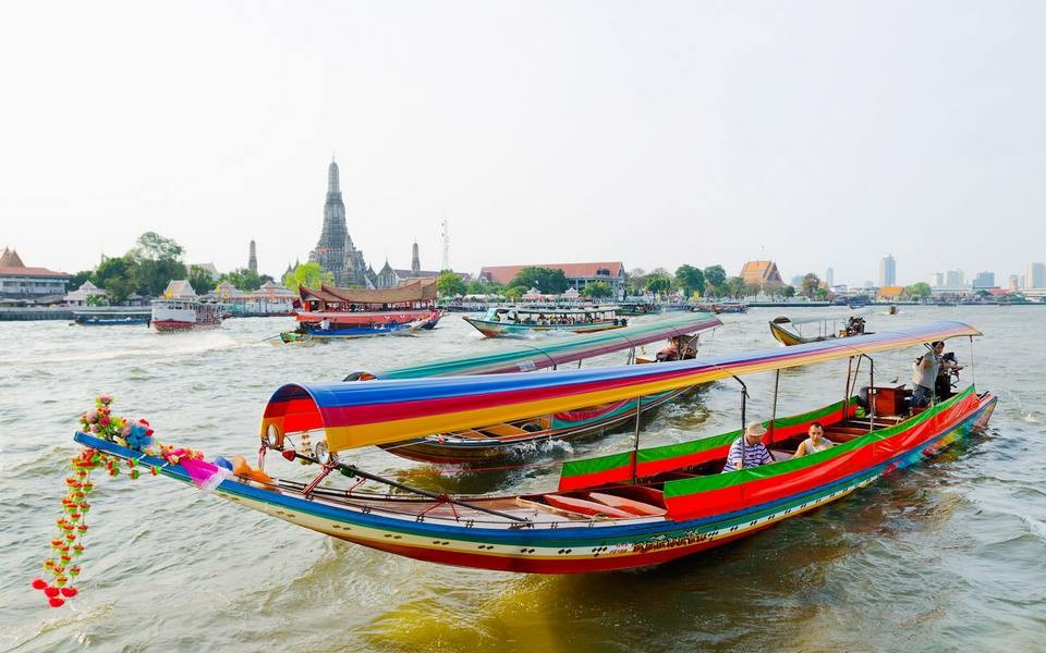 Łódź długorufowa na rzece Chaopraya w Bangkoku